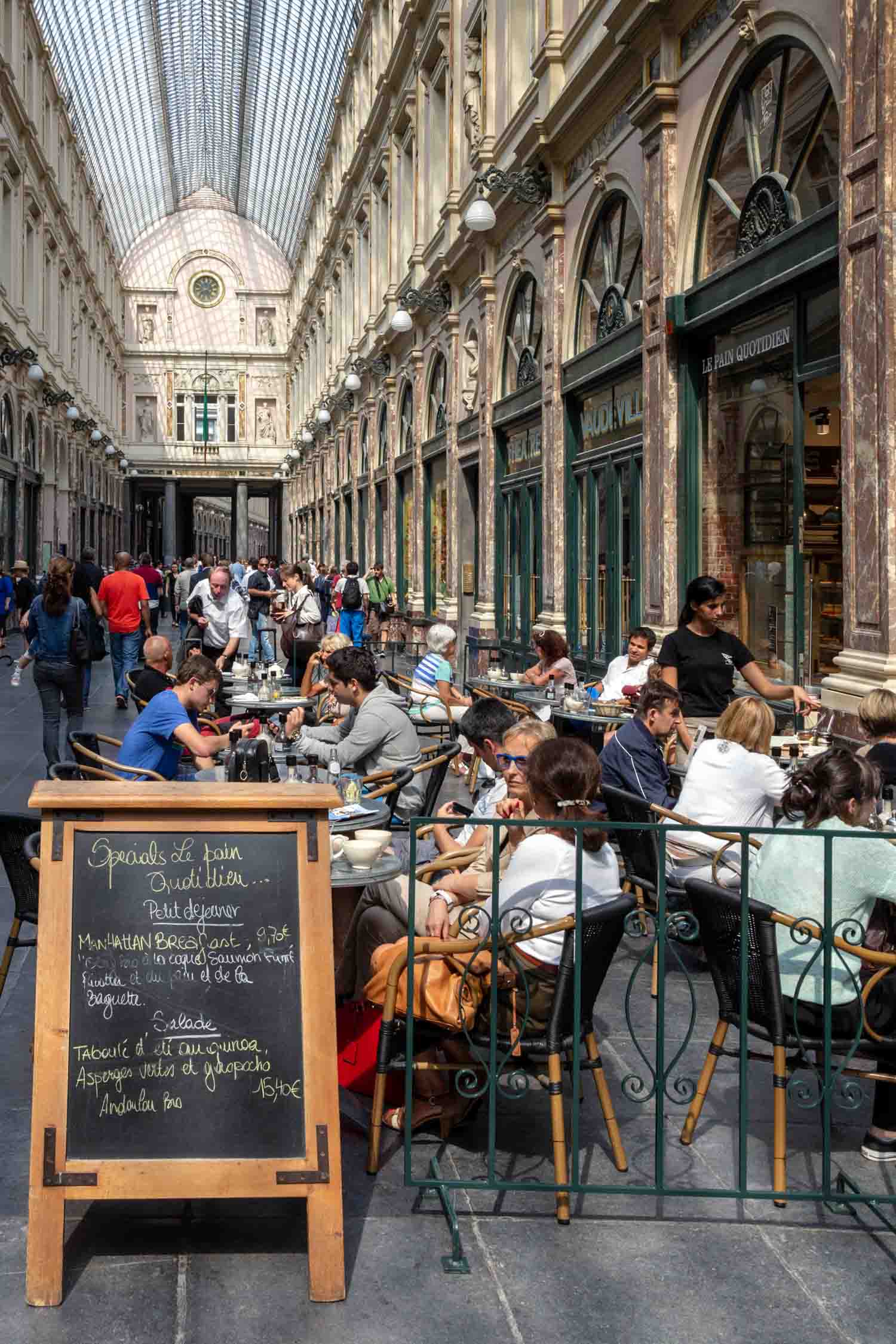 Brussels restaurant alleyway