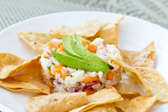 This mexican ceviche is so easy to make with a light and fruity vinaigrette.