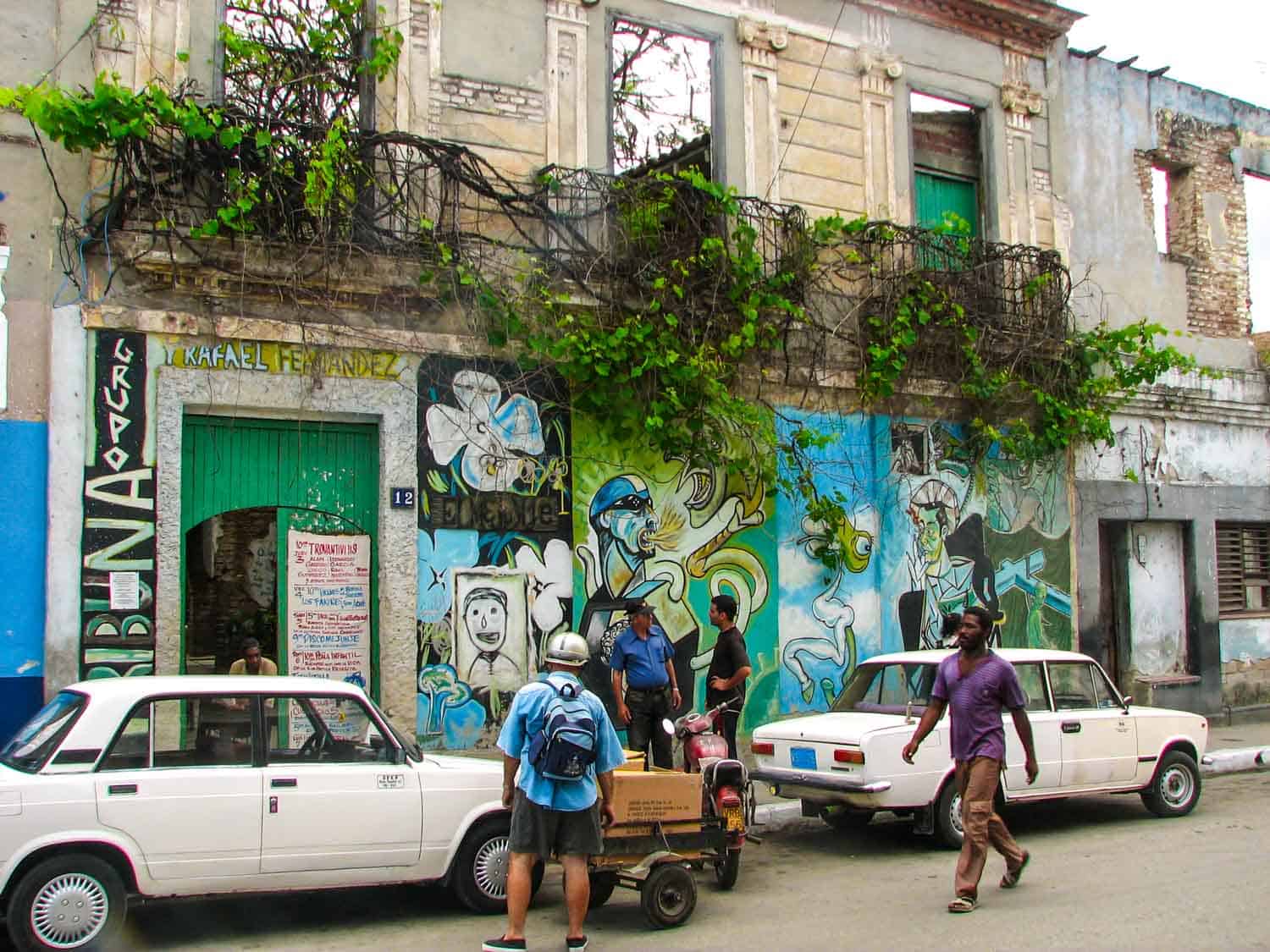El Mejunje Santa Clara Cuba bar exterior