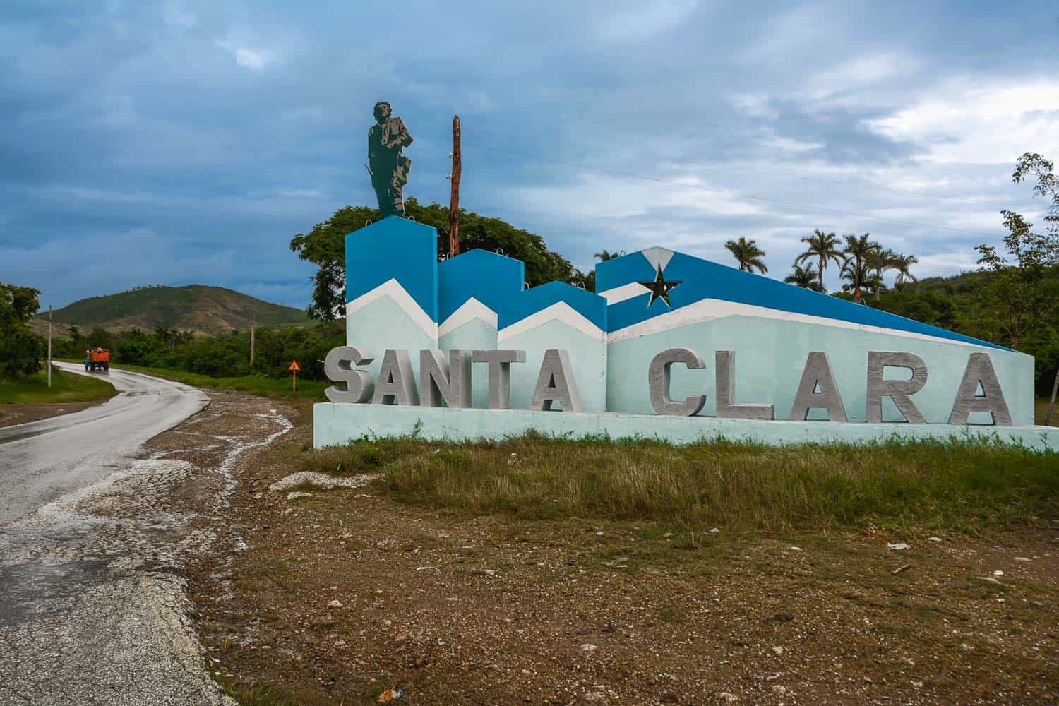  Sign at the entrance to the town of Santa Clara and the icon of Ernesto Che Guevara (Cuba)