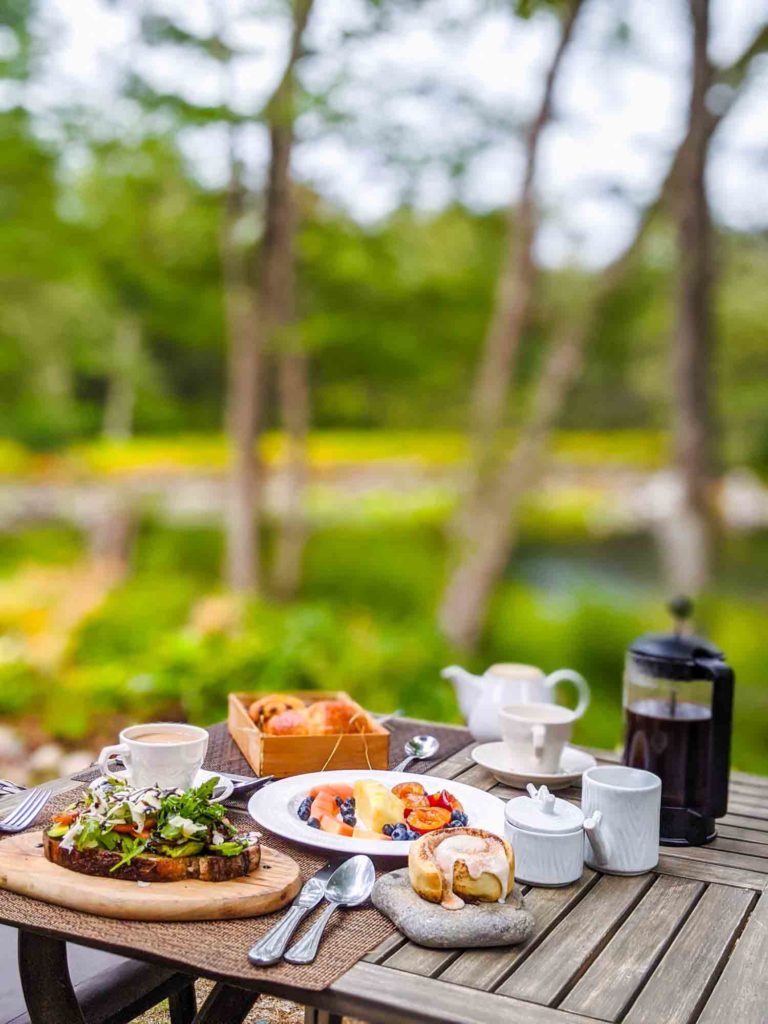 Breakfast outdoors in autumn at Trout Point Lodge