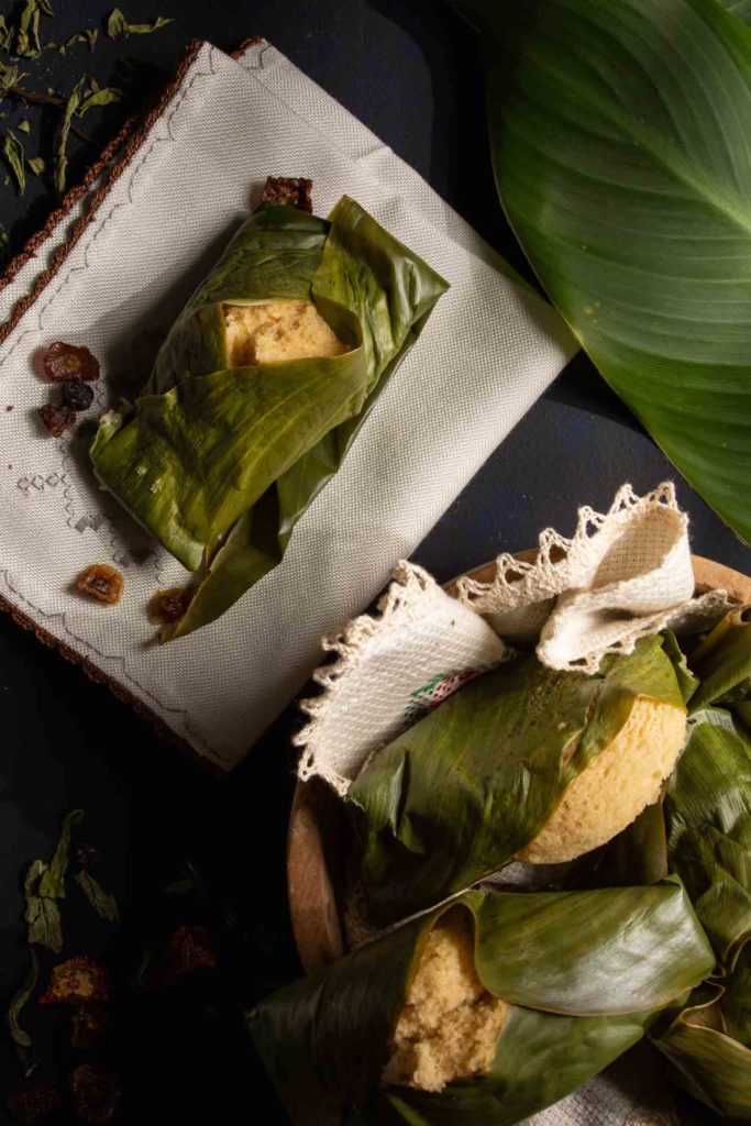 Quimbolito, a typical dish of Ecuadorian cuisine, is a steamed cake, wrapped in an achira leaf, garnished with achira leaf.