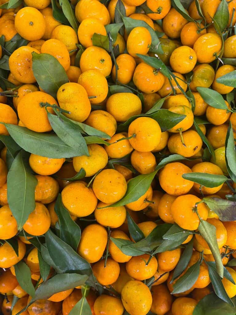 vietnamese oranges with leaves at market