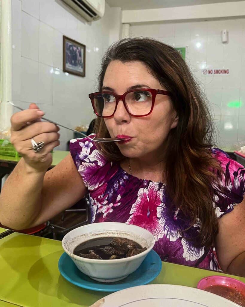 ayngelina eating rawon in surabaya