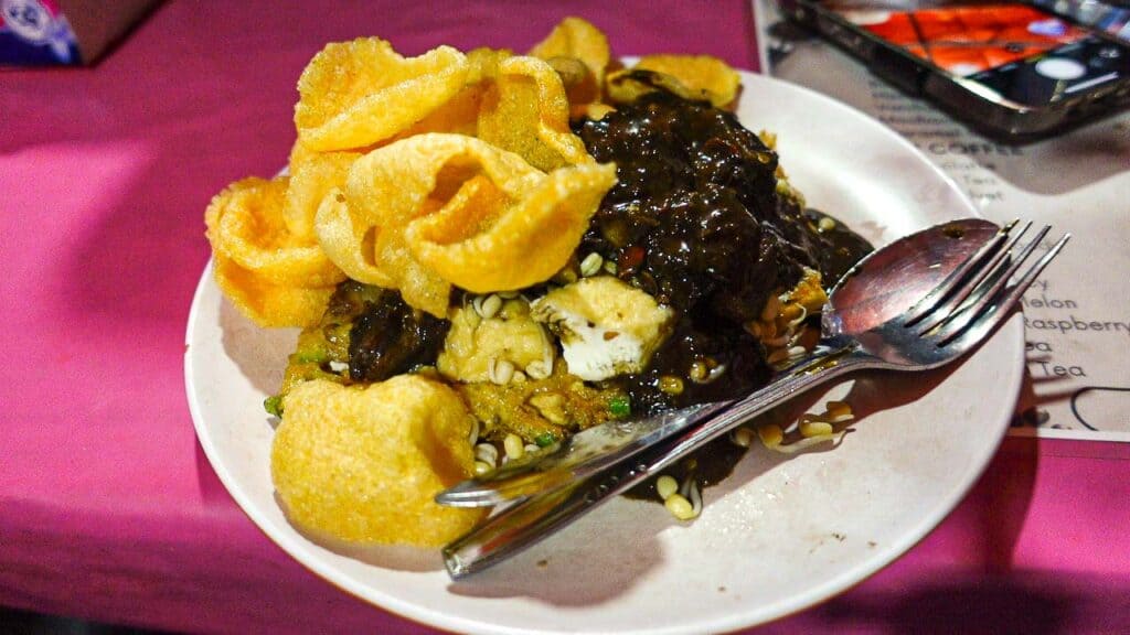 traditional surabaya food tahu tek telor