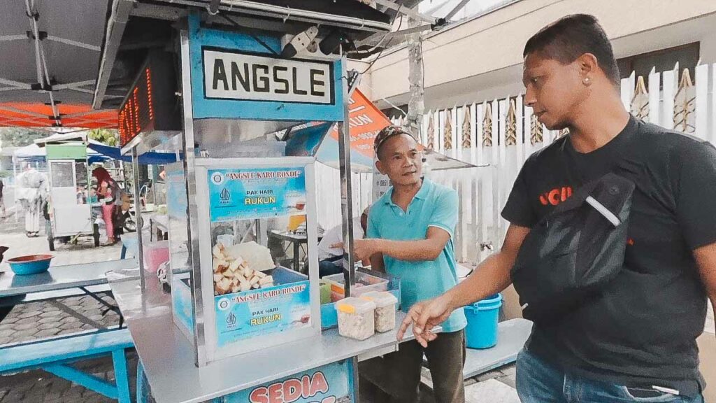 man talking to vendor at Angsle dessert at Malang street food cart