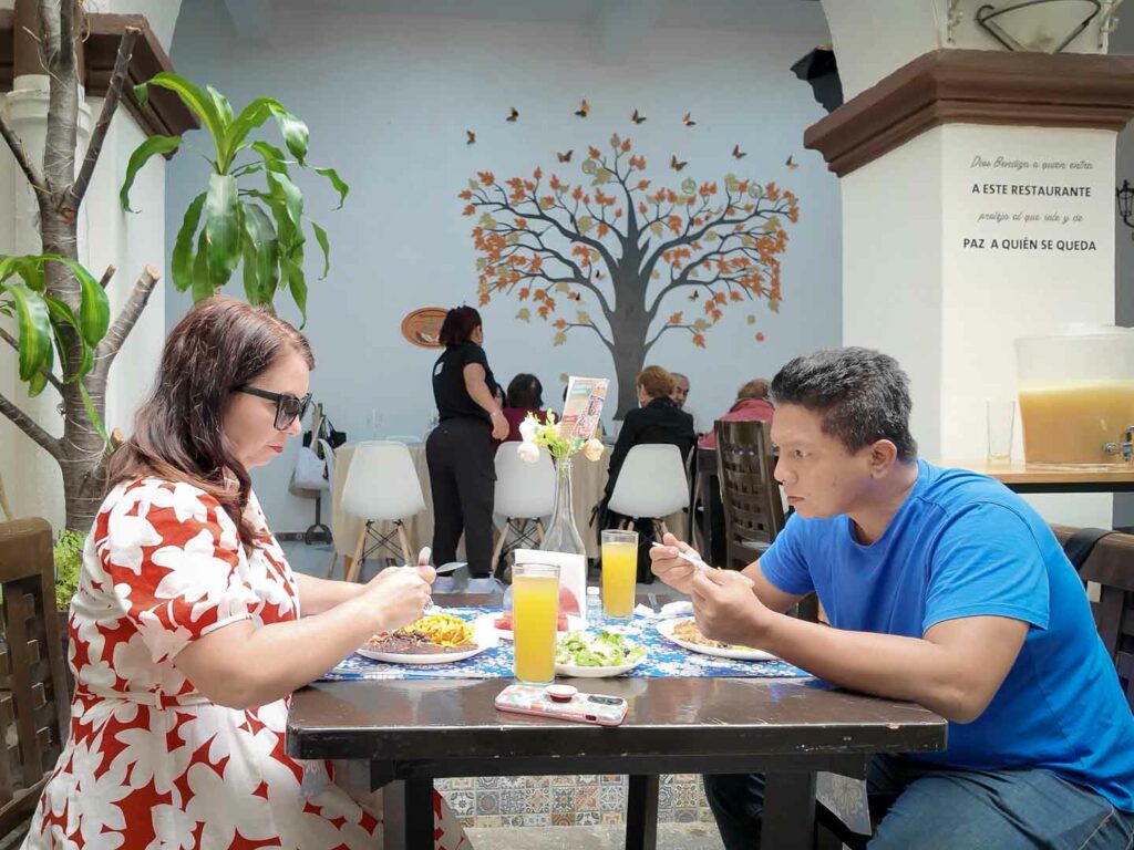 Spanish institute of Puebla eating lunch Alan and Ayngelina