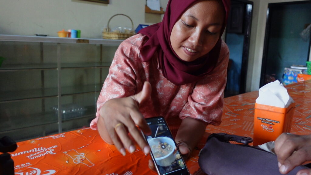 Lombok woman showing me how bebalung in Lombok is made