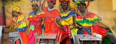 Cartagena food classic scene with women holding fruit in Yo Amo Bazurto restaurant