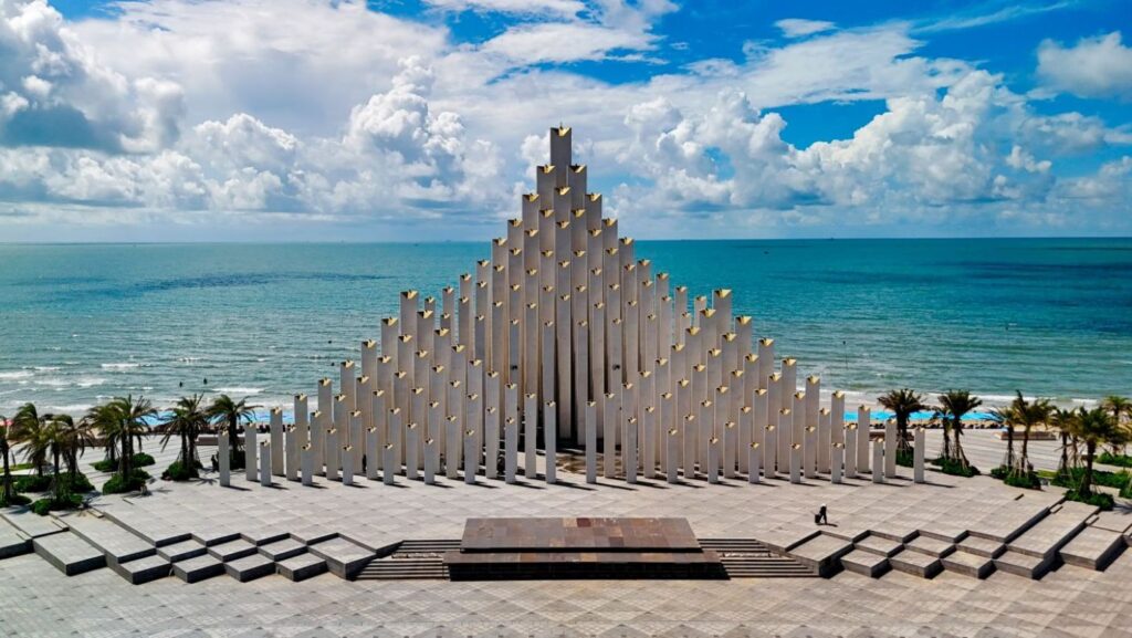 Vung Tau back beach Tam Thang monument